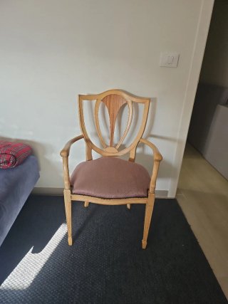 Silla de madera estilo clásico