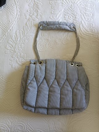 Bolso de rayas con cadena