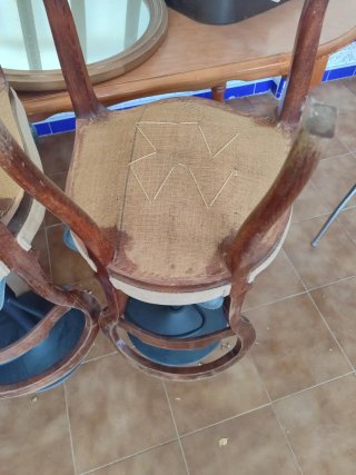 Vecchie sedie in legno e tessuto
