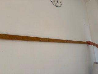 Mobile da parete in legno con porta in cristallo