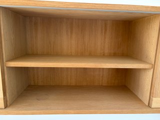 Mobile da parete in legno con porta in cristallo