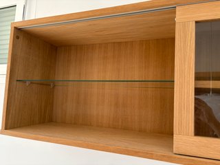 Mobile da parete in legno con porta in cristallo