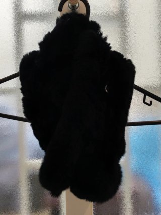 Cuello de pelo suave negro