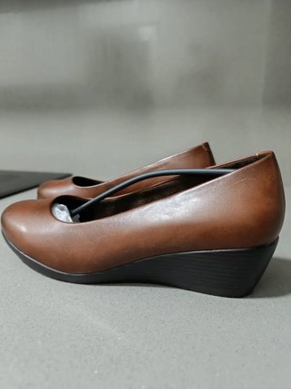 Zapatos de cuña marrones para mujer