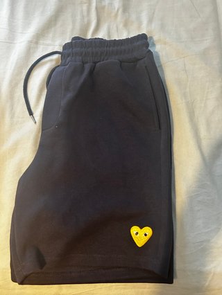 Pantalones cortos negros con corazón amarillo