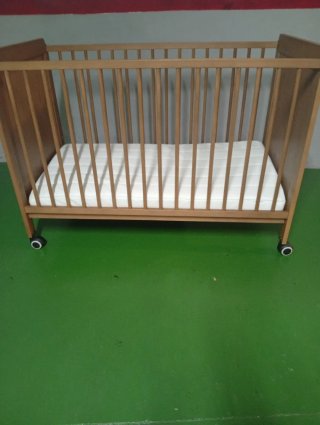 Cuna de madera con colchón