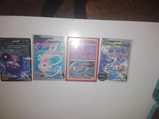 4 Cartas Pokémon V con Fundas Protectoras