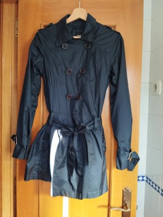 Chubasquero DKNY estilo gabardina