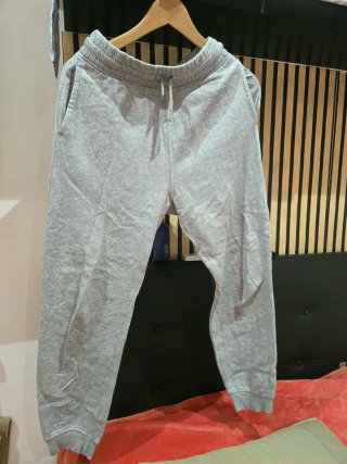 Lote de Chándal: Jersey pull&bear y Pantalón beis