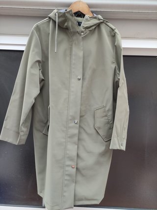 Gabardina verde sin usar