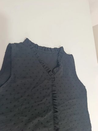 Blusa sin mangas negra con volantes