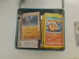 Caja Metálica con Cartas Pokémon