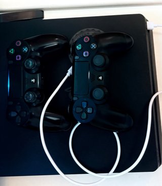 Consola Sony PS4 slim Negra de 1T + 2 Mandos 130€