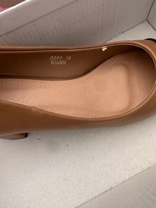Zapatos de tacón bloque beige y negro