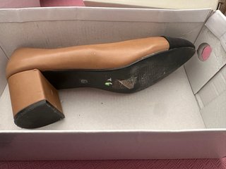 Zapatos de tacón bloque beige y negro