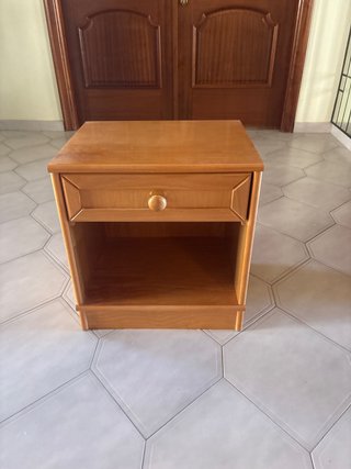 Mesita de noche de madera