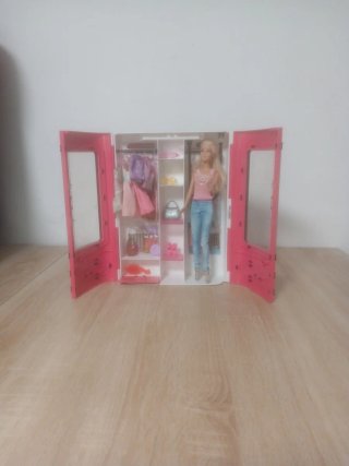 Armario Barbie con Accesorios y Muñeca