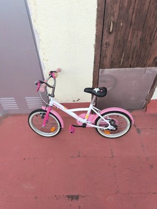 Bicicleta infantil rosa y blanca