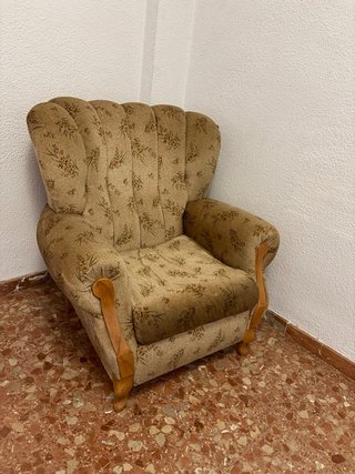 Sillón de tela con patas de madera. Disponibles 2