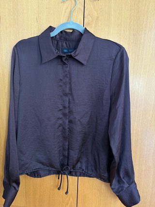 Blusa Zara satinada marrón chocolate