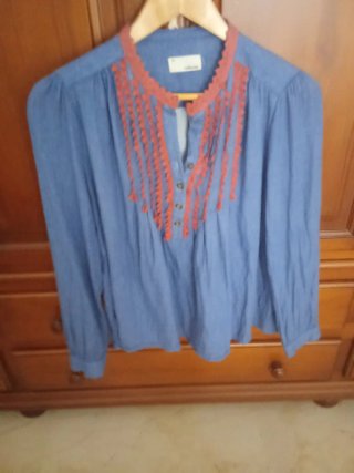 Blusa vaquera con bordado en rojo