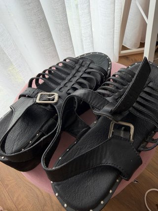 Sandalias negras de plataforma con tachuelas