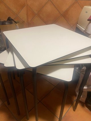 Tavoli impilabili bianchi e neri