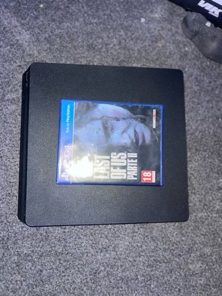 PS4 (PlayStation 4) Negra con Mando y Juego