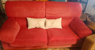 Sofá de tela rojo