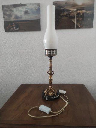 Lámpara mesa niño, peana mármol y tulipa opalina