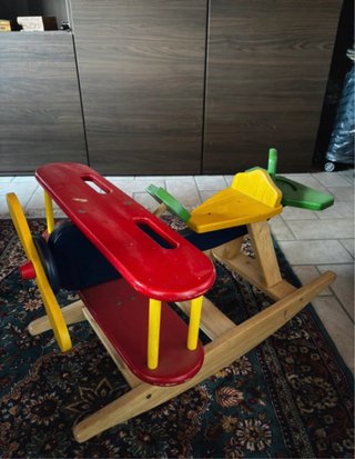 Dondolo in legno a forma di aereo