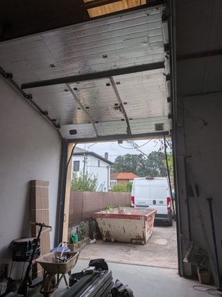 Puerta de garaje seccional motorizada