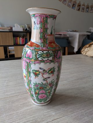 Jarrón de porcelana chino con detalles dorados