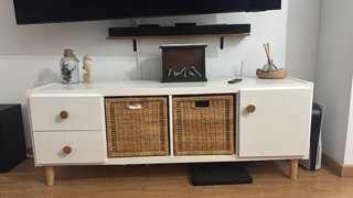 Mueble TV Blanco con Cestas precio no negociable