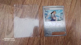 Carta Pokémon Nemona Holo con funda