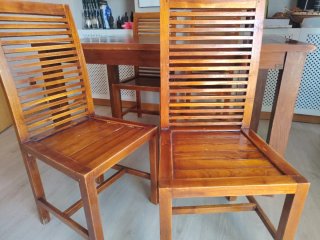 Mesa de Comedor Banak y Sillas de Teca