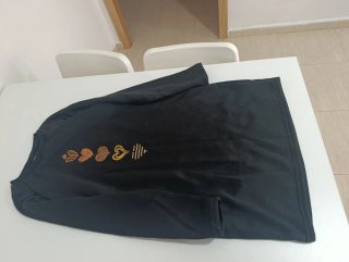 Vestido negro con corazones dorados