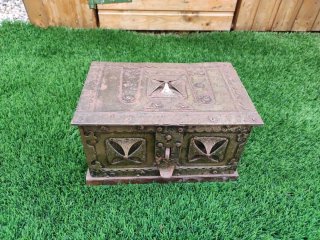 Cofre antiguo metal y madera decorado