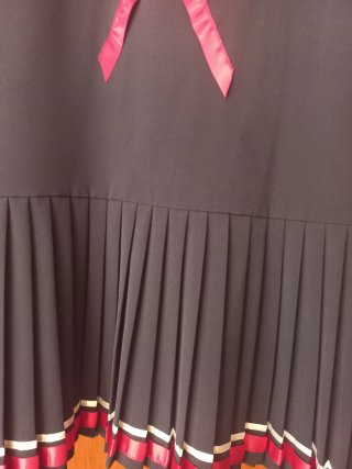 Vestido negro y rojo con volantes