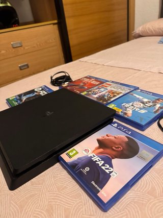 PS4 (PlayStation 4) Nera + 5 Giochi