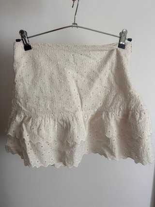 Falda blanca con bordado inglés