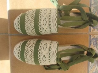 Sandalias verdes y blancas con encaje