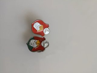 Dos Alfiler y insignia La Casera