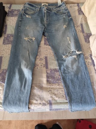 Pantalón vaquero azul con rotos