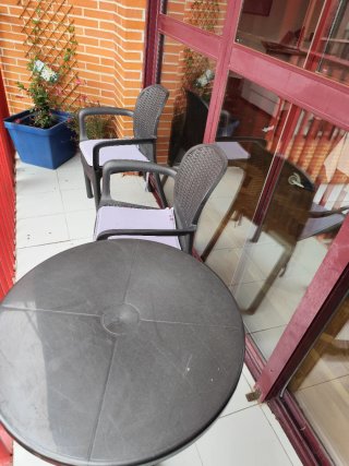 Mesa y dos sillas con cojines