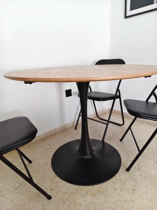 Mesa de Roble con Pie Central Negro