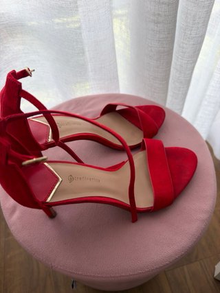Sandalias de tacón rojas Stradivarius