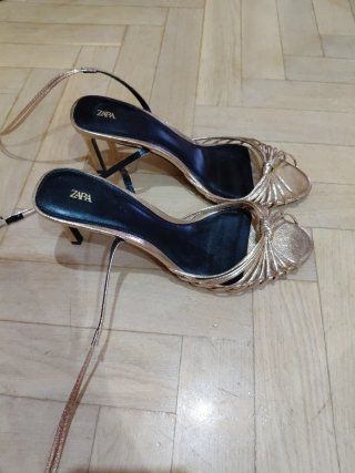 Sandalias de tacón Zara doradas