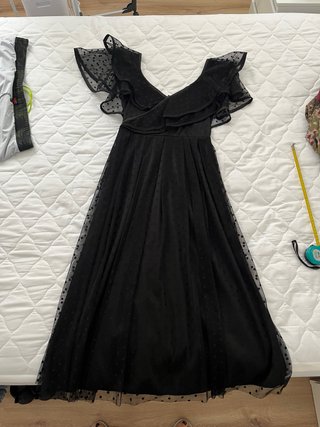 Vestido negro con volantes y lunares