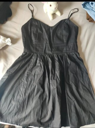 Vestido corto negro de tirantes